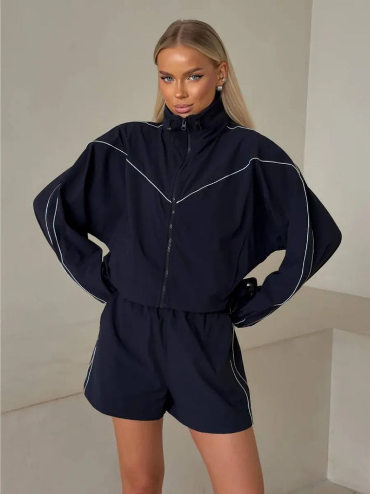 Kvinnors sportjacka med shorts i modern friluftsstil Mirla-Eva Jonsson
