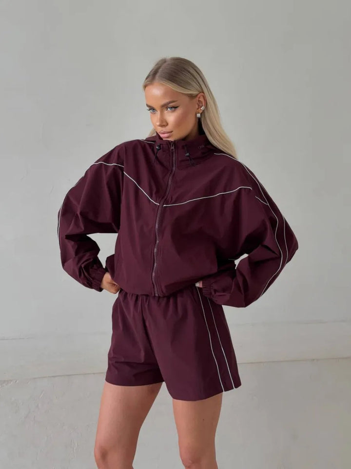 Kvinnors sportjacka med shorts i modern friluftsstil Mirla-Eva Jonsson