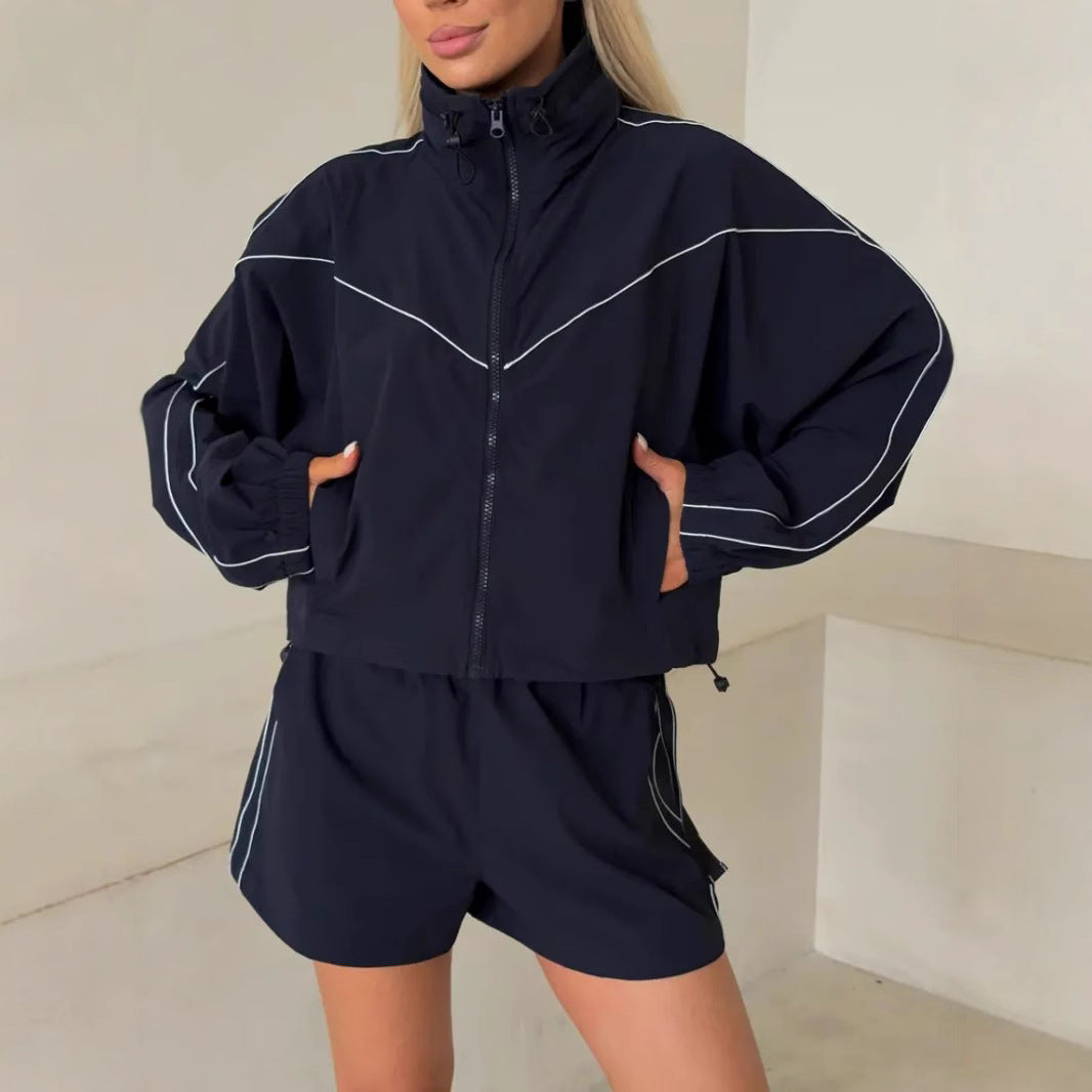 Kvinnors sportjacka med shorts i modern friluftsstil Mirla-Eva Jonsson