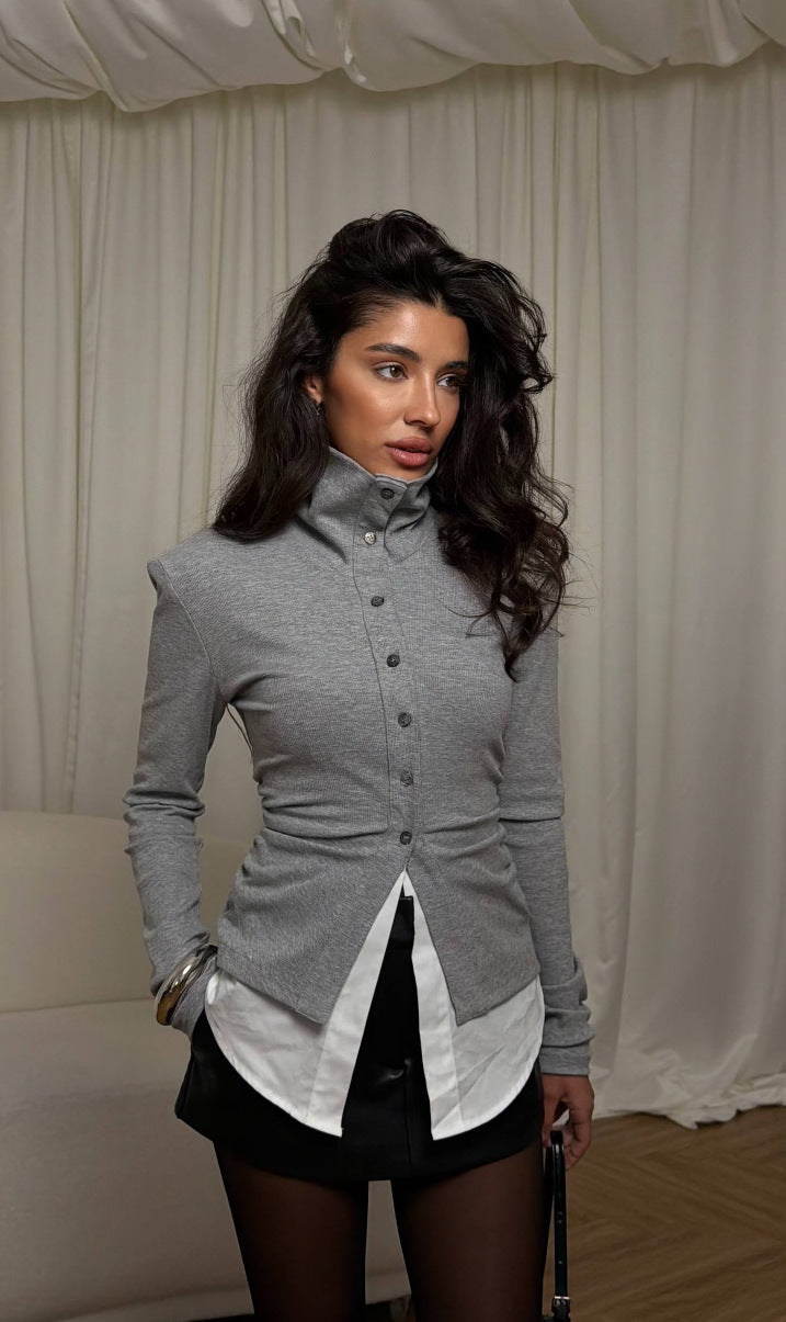 Kvinnors stickad blus med elegant ståkrage och sofistikerad knappslå Mirla-Eva Jonsson