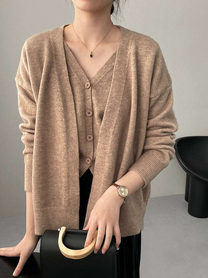 Kvinnors stickad cardigan med V-hals och knapppdetaljer Mirla-Eva Jonsson