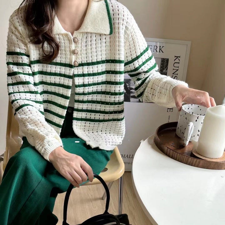Kvinnors stickad cardigan med maritim randig mönster och knäppningsdetaljer Mirla-Eva Jonsson
