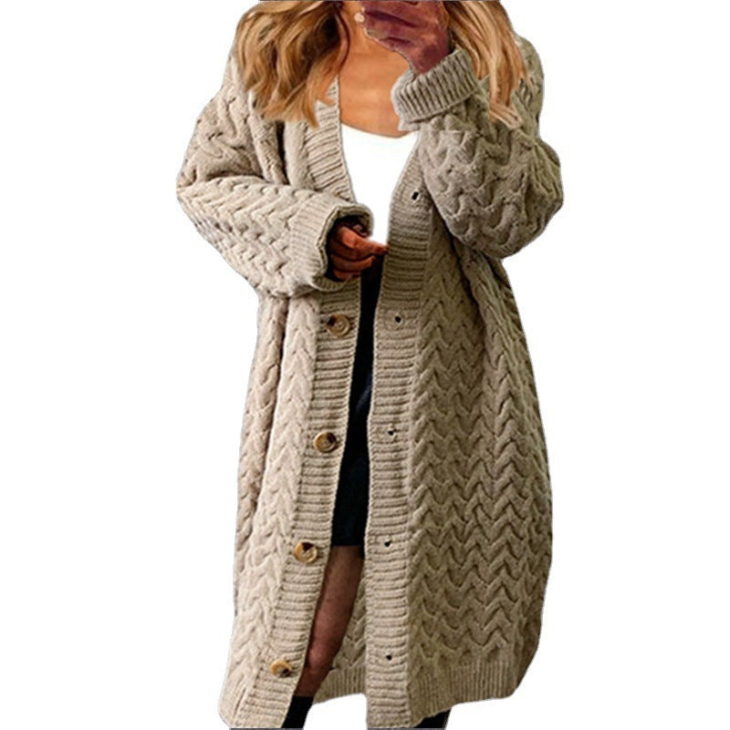 Kvinnors stickad cardigan med voluminös kabeldesign och praktiska knäppningar Mirla-Eva Jonsson