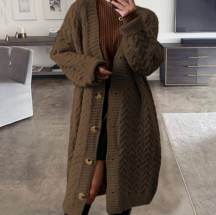 Kvinnors stickad cardigan med voluminös kabeldesign och praktiska knäppningar Mirla-Eva Jonsson