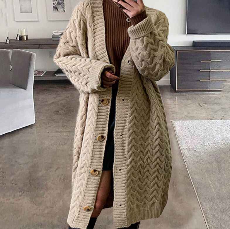 Kvinnors stickad cardigan med voluminös kabeldesign och praktiska knäppningar Mirla-Eva Jonsson