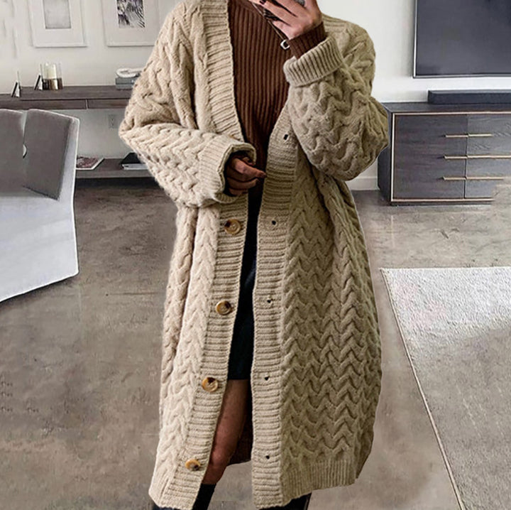 Kvinnors stickad cardigan med voluminös kabeldesign och praktiska knäppningar Mirla-Eva Jonsson