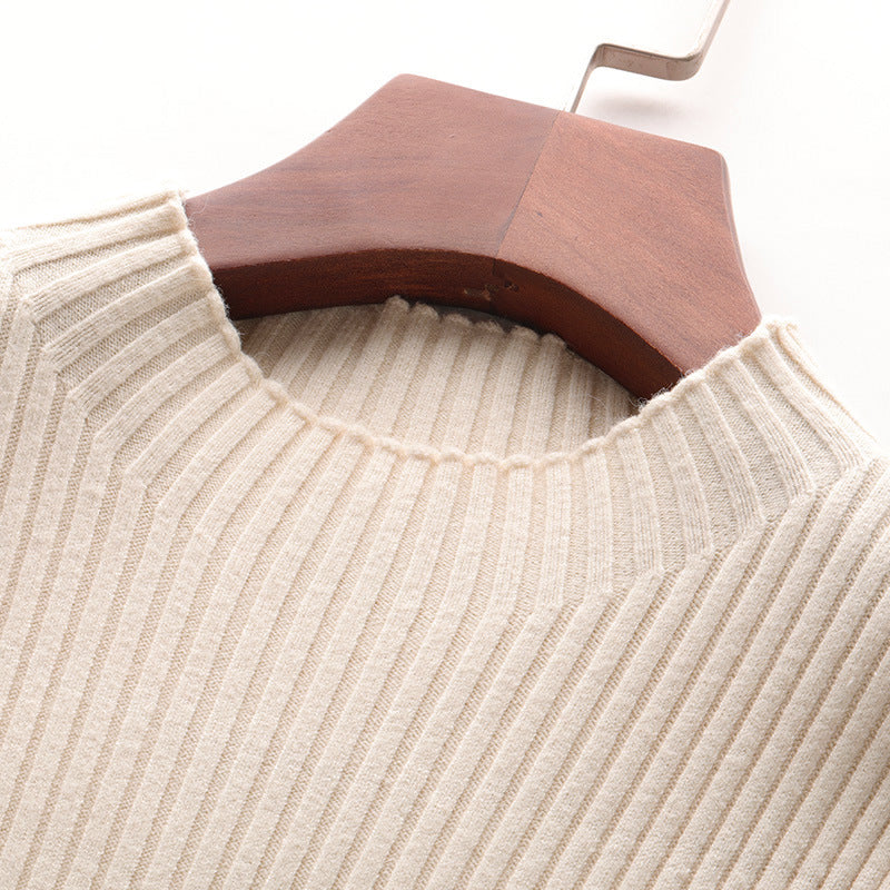 Kvinnors stickad ensemble med V-hals och fin ribbstruktur Mirla-Eva Jonsson