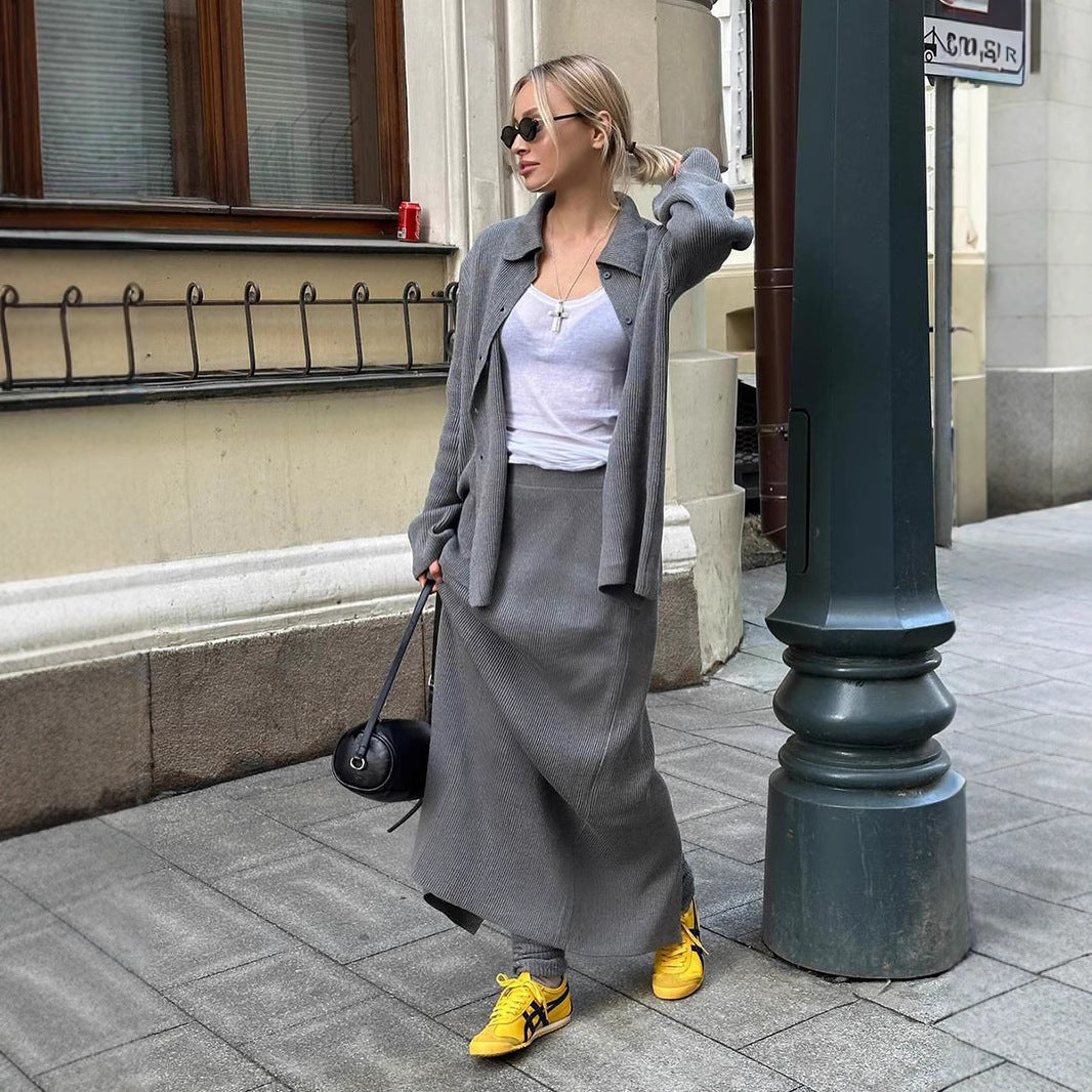 Kvinnors stickad ensemble med knapppdetaljer och elegant skärning Mirla-Eva Jonsson