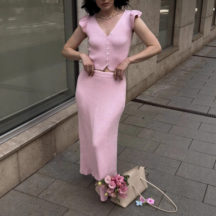 Kvinnors stickad ensemble med lekfulla volangdetaljer och knäppning Mirla-Eva Jonsson