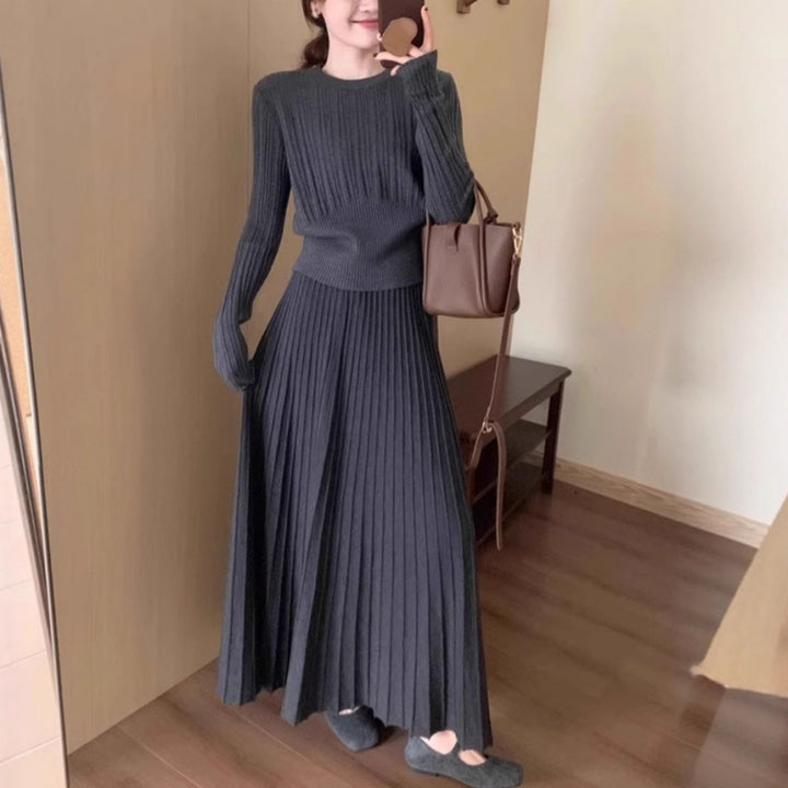 Kvinnors stickad ensemble med plisserad kjol och ton-i-ton pullover Mirla-Eva Jonsson