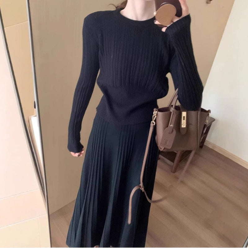 Kvinnors stickad ensemble med plisserad kjol och ton-i-ton pullover Mirla-Eva Jonsson