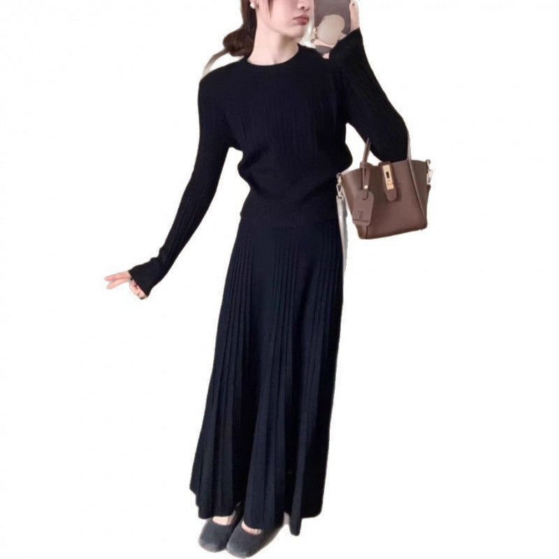 Kvinnors stickad ensemble med plisserad kjol och ton-i-ton pullover Mirla-Eva Jonsson