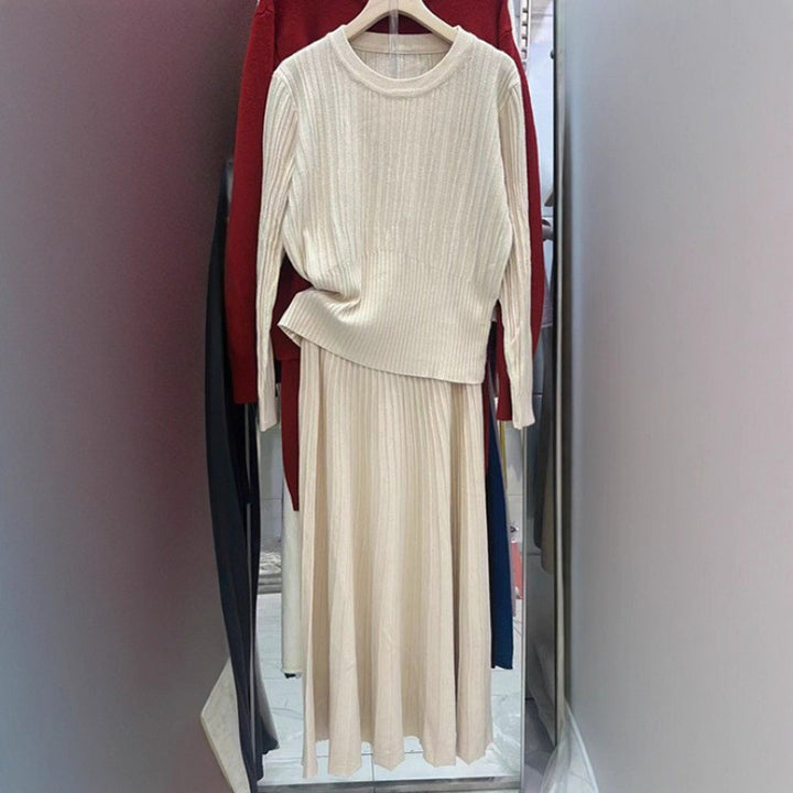 Kvinnors stickad ensemble med plisserad kjol och ton-i-ton pullover Mirla-Eva Jonsson