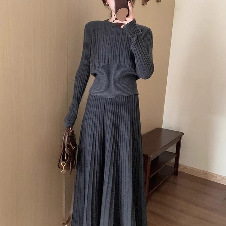 Kvinnors stickad ensemble med plisserad kjol och ton-i-ton pullover Mirla-Eva Jonsson