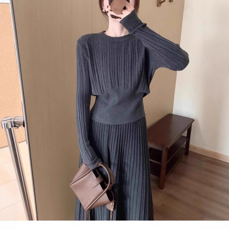 Kvinnors stickad ensemble med plisserad kjol och ton-i-ton pullover Mirla-Eva Jonsson