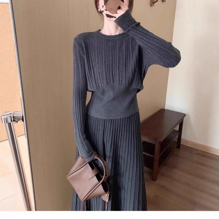 Kvinnors stickad ensemble med plisserad kjol och ton-i-ton pullover Mirla-Eva Jonsson
