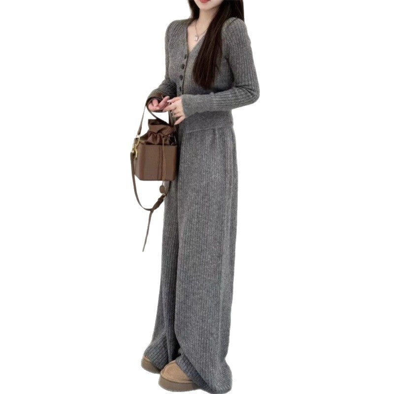 Kvinnors stickad jumpsuit med knapprdetaill och avslappnad passform Mirla-Eva Jonsson