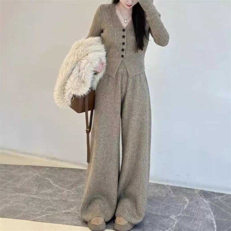 Kvinnors stickad jumpsuit med knapprdetaill och avslappnad passform Mirla-Eva Jonsson