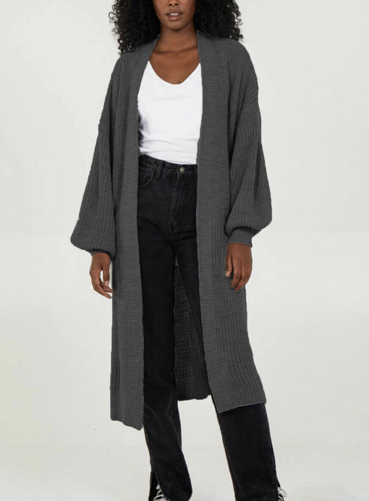 Kvinnors stickad kappa i avslappnad oversized design Mirla-Eva Jonsson