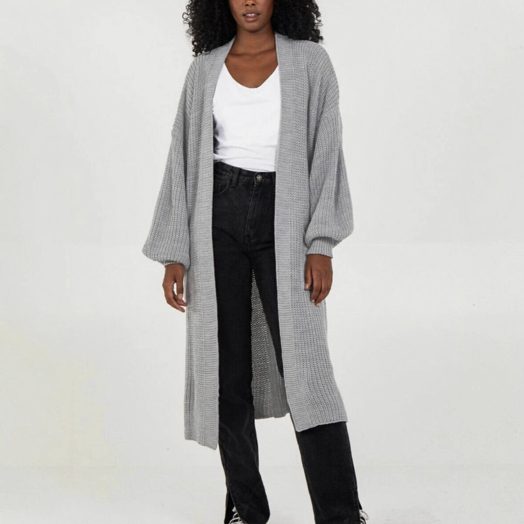 Kvinnors stickad kappa i avslappnad oversized design Mirla-Eva Jonsson