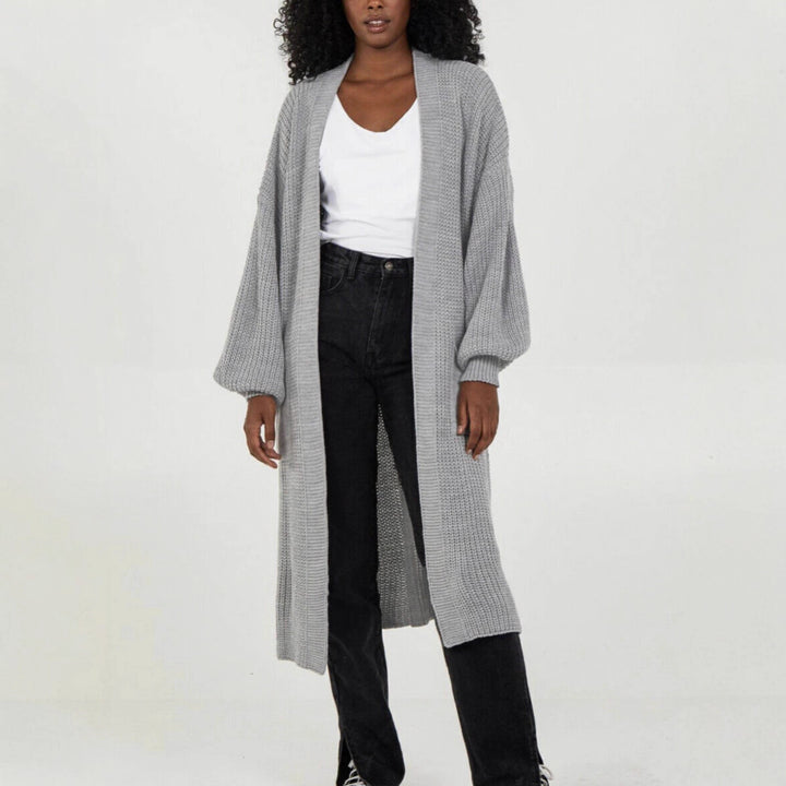 Kvinnors stickad kappa i avslappnad oversized design Mirla-Eva Jonsson