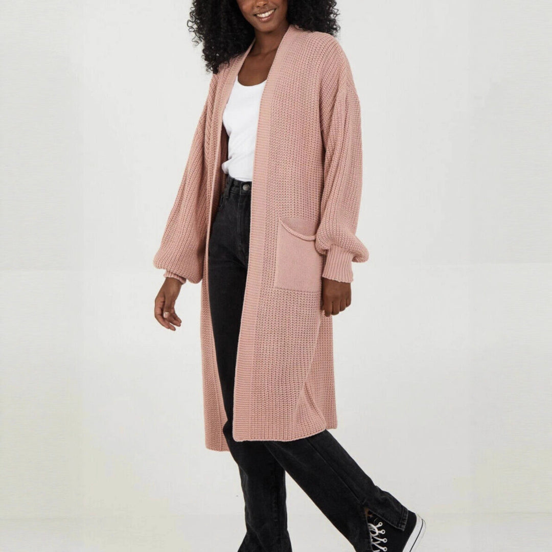 Kvinnors stickad kappa i avslappnad oversized design Mirla-Eva Jonsson