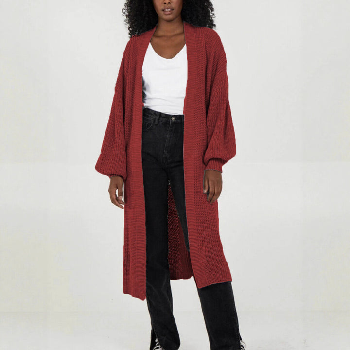 Kvinnors stickad kappa i avslappnad oversized design Mirla-Eva Jonsson