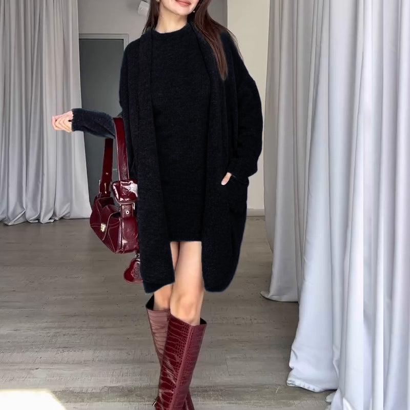 Kvinnors stickad kappa med en modern oversized passform och praktiska fickor Mirla-Eva Jonsson
