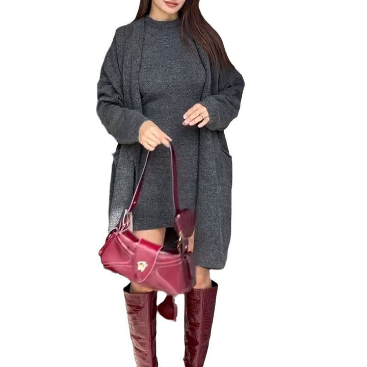 Kvinnors stickad kappa med en modern oversized passform och praktiska fickor Mirla-Eva Jonsson