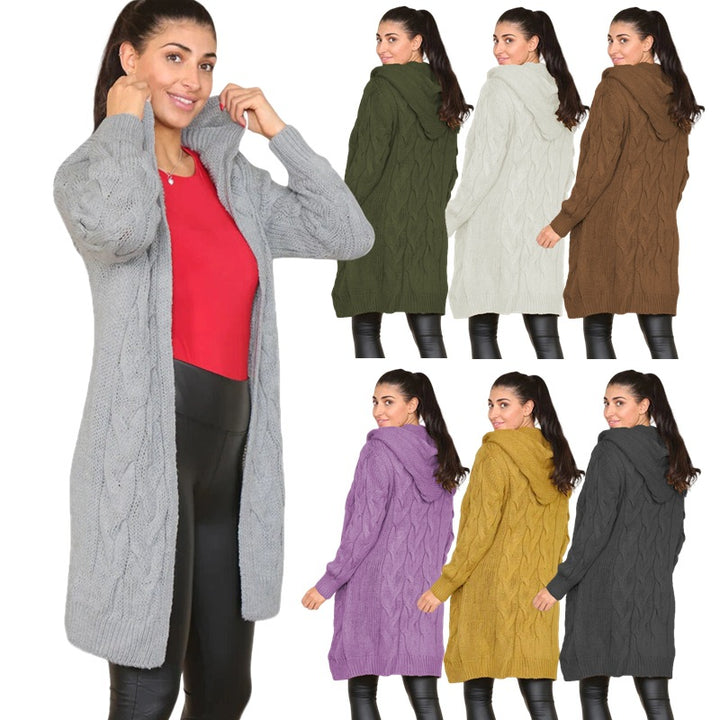 Kvinnors stickad kappa med huva och texturerat kabelmönster Mirla-Eva Jonsson