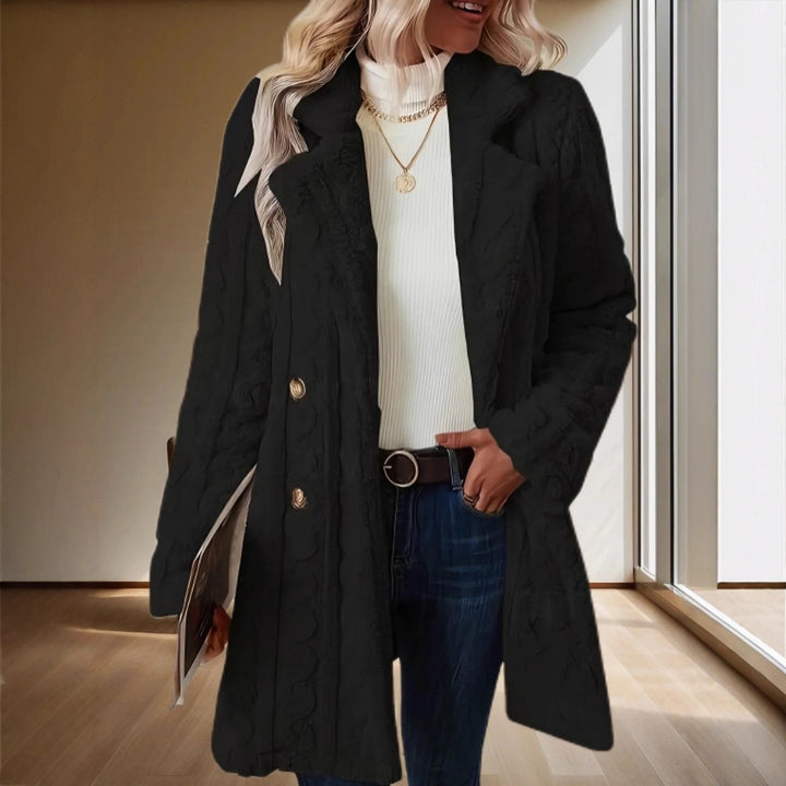 Kvinnors stickad kappa med speciell textur och eleganta knappdetaljer Mirla-Eva Jonsson