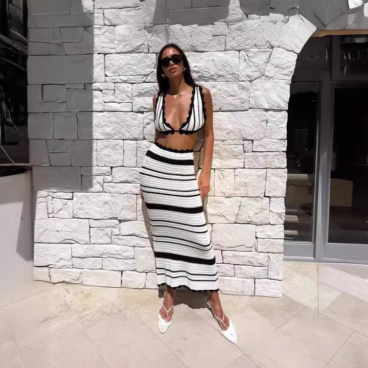 Kvinnors stickad klänning i crop top stil med maxilängd silhuett och vågig övergång-Eva Jonsson