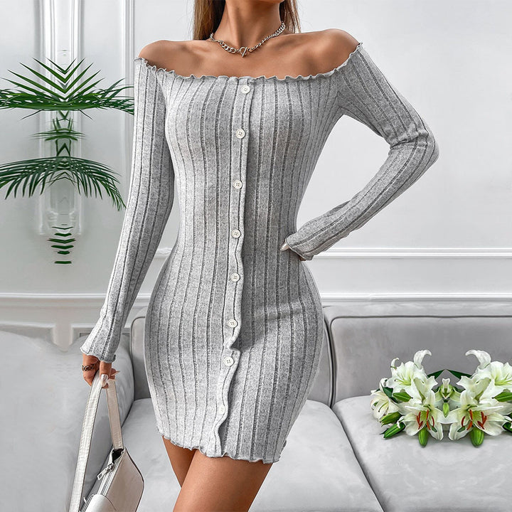 Kvinnors stickad klänning med av-axel design och elegant knappslå Mirla-Eva Jonsson