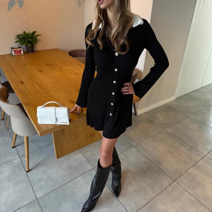 Kvinnors stickad klänning med elegant knäppning och lång ärm Mirla-Eva Jonsson