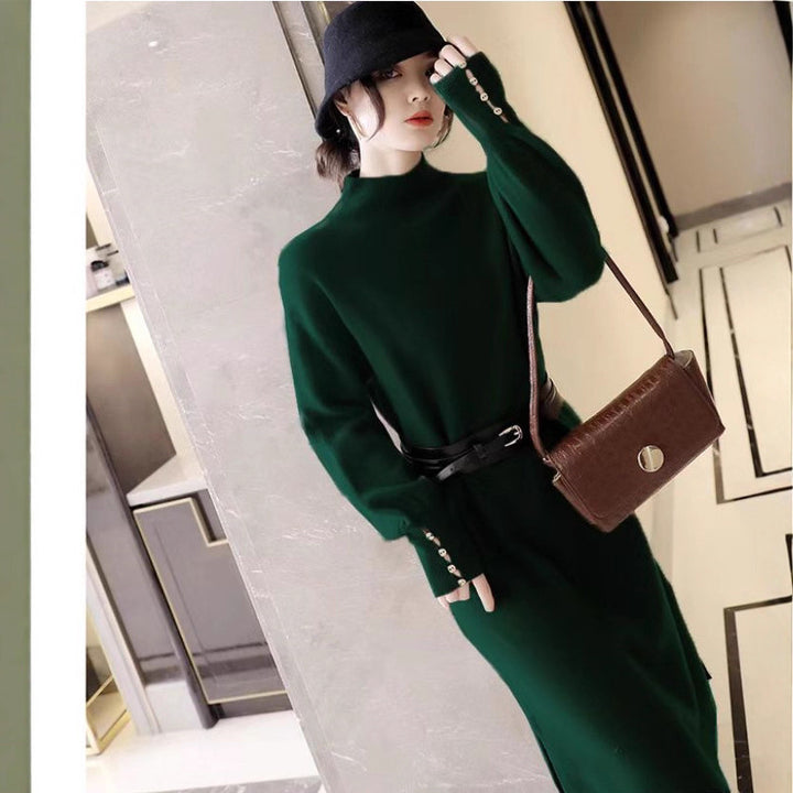 Kvinnors stickad klänning med elegant ståkrage och trendiga knapppdetaljer Mirla-Eva Jonsson