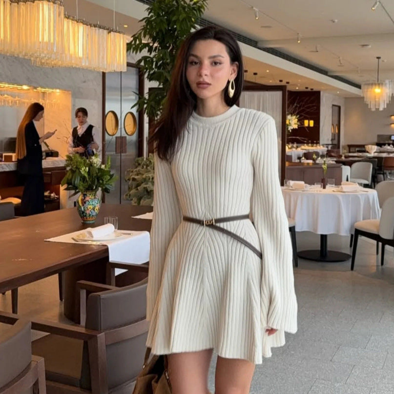 Kvinnors stickad klänning med figursydd design och dekorativt bälte Mirla-Eva Jonsson