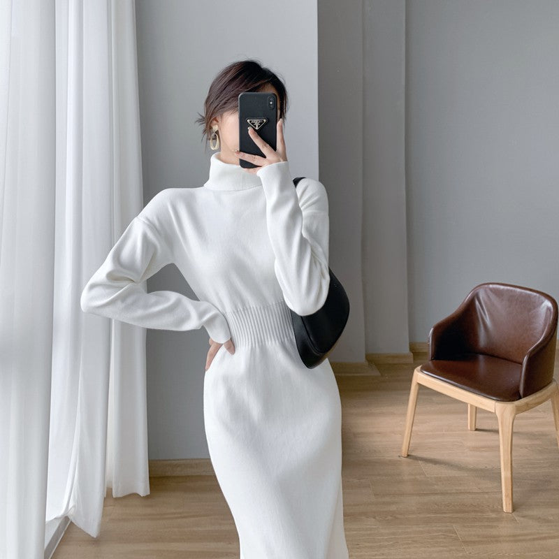 Kvinnors stickad klänning med hög krage och figurnära design Mirla-Eva Jonsson