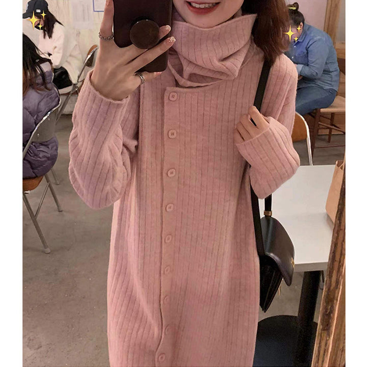 Kvinnors stickad klänning med hög krage och knäppning Mirla-Eva Jonsson