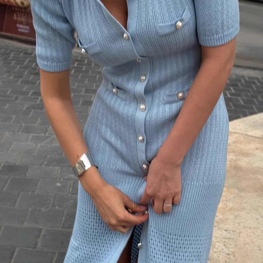 Kvinnors stickad klänning med knappr detaljer och sidoklyfta Mirla-Eva Jonsson
