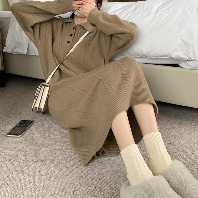 Kvinnors stickad klänning med knappslå och elegant kabelmönster textur Mirla-Eva Jonsson