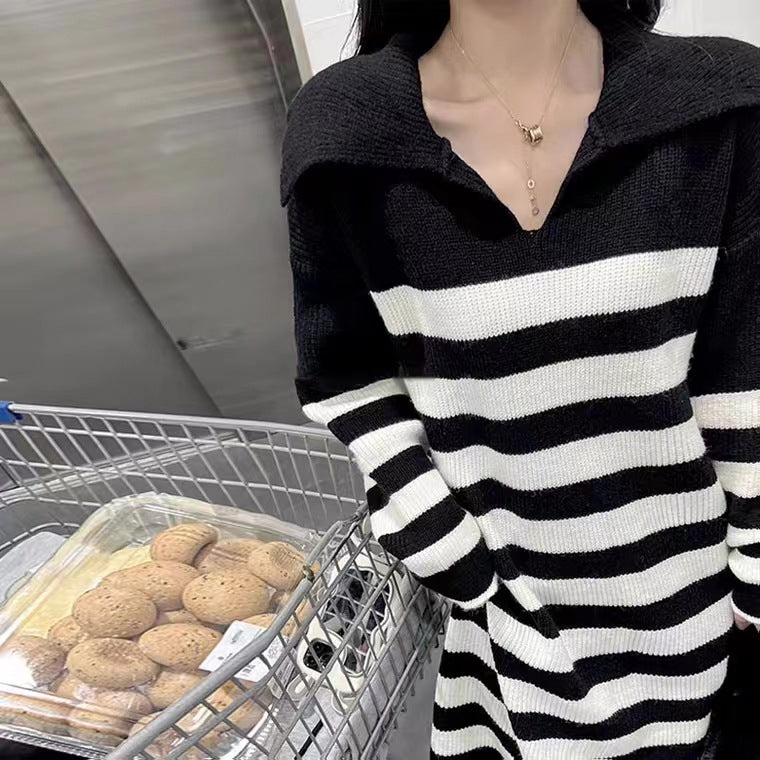 Kvinnors stickad klänning med kontrasterande ränder och avslappnad passform Mirla-Eva Jonsson