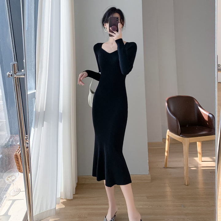 Kvinnors stickad klänning med smickrande V-hals och elegant sväng Mirla-Eva Jonsson
