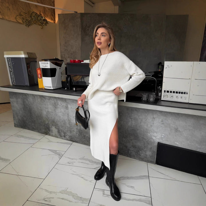 Kvinnors stickad klänning och oversized tröjset Mirla-Eva Jonsson