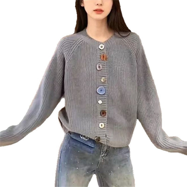 Kvinnors stickad kofta med färgglada knappar och texturerat material Mirla-Eva Jonsson