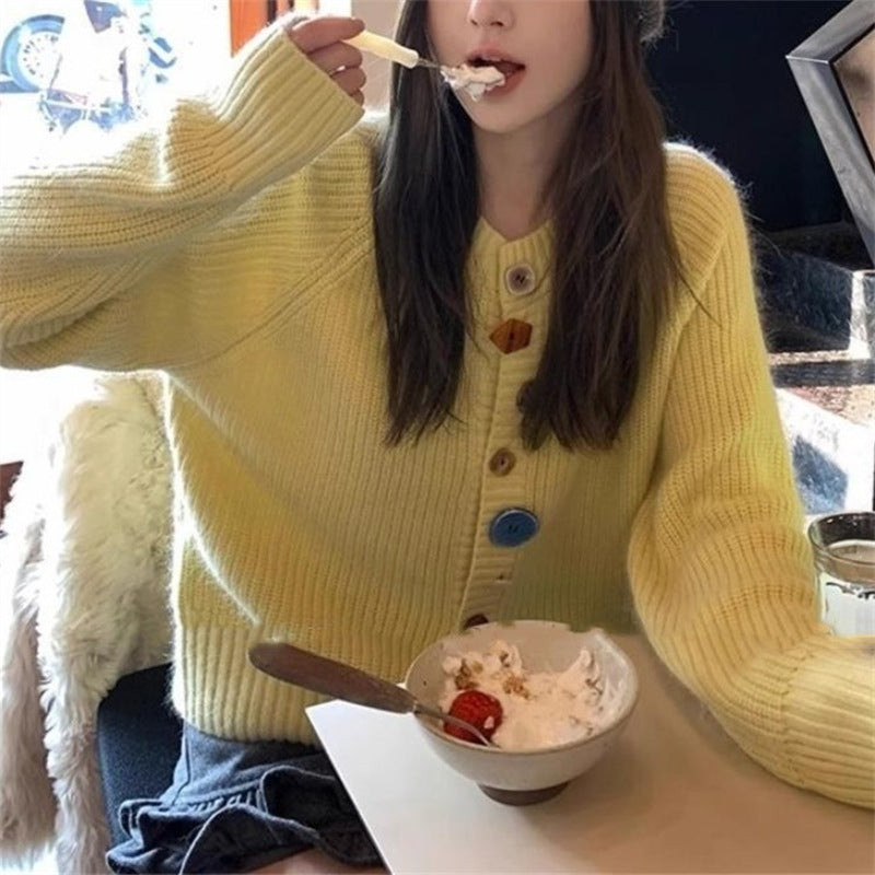 Kvinnors stickad kofta med färgglada knappar och texturerat material Mirla-Eva Jonsson