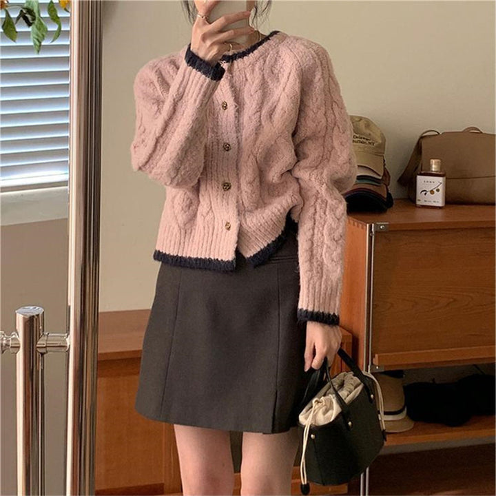 Kvinnors stickad kortjacka i klassiskt kabelmönster Mirla-Eva Jonsson
