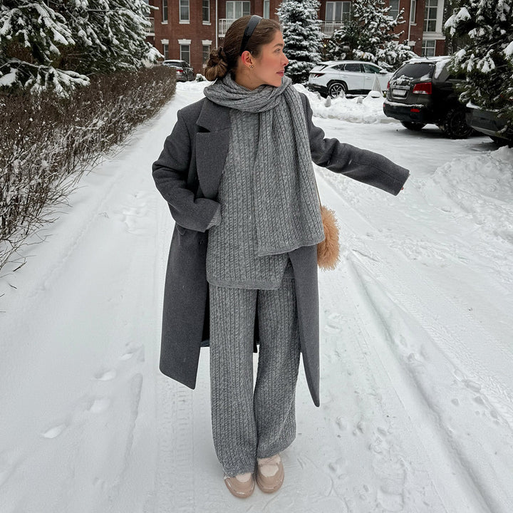 Kvinnors stickad kostym med hög krage och lös passform Mirla-Eva Jonsson