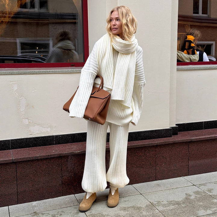 Kvinnors stickad kostym med lös passform och elegant design Mirla-Eva Jonsson