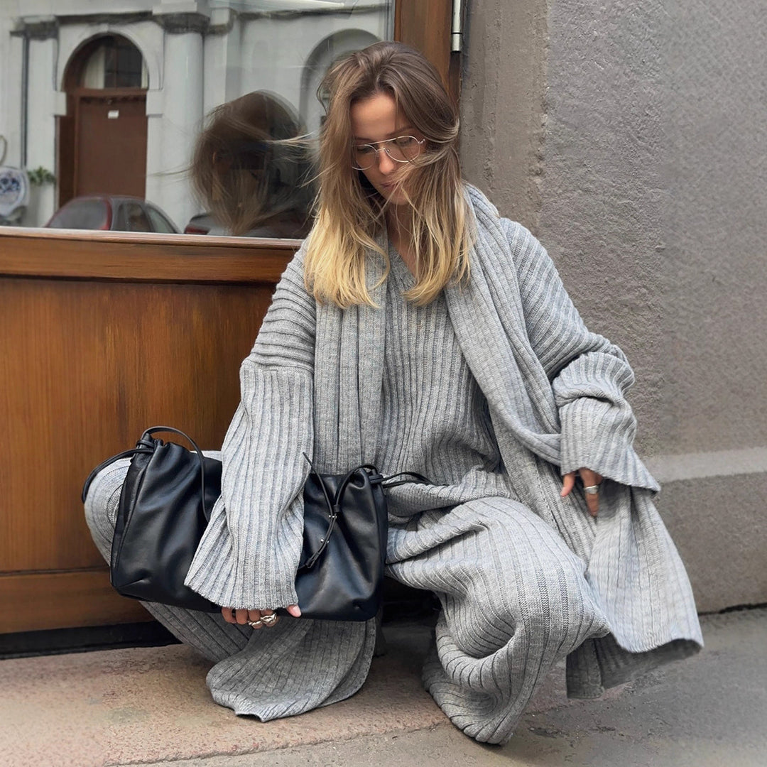 Kvinnors stickad kostym med lös passform och elegant design Mirla-Eva Jonsson