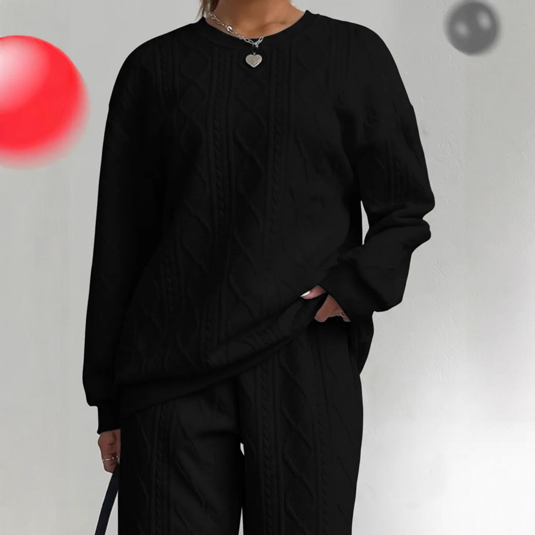 Kvinnors stickad lounge-set med elegant kabelmönster och löst snitt Mirla-Eva Jonsson